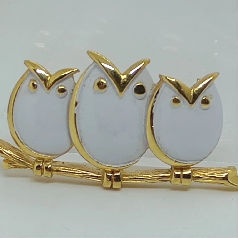 * vintage Crown Trifari signed white enamel 3 owls pin brooch - Picture 1 of 6